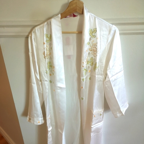 100% Silk Meibiao gown - Picture 1 of 5